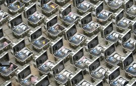 viele Geräte (GEOFONE) nebeneinander, Draufsicht