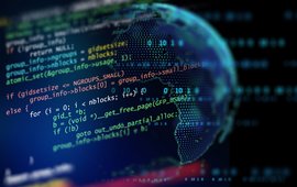 Symbolbild Daten, Code vor Hintergrund der an eine Erde erinnert