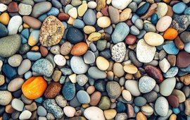 Bunte, natürliche Kieselsteine in einer Draufsicht generiert.