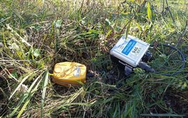 Geräte auf einer Wiese