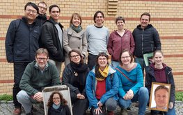 Group photo Scientific Council at the GFZ, 14 people, brick wall in the background