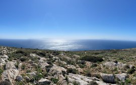 Eine Insel im blauen Meer.