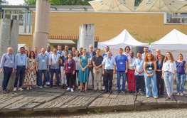 ALT: Group photo with about 30 people in front of the GFZ's pillar forum.