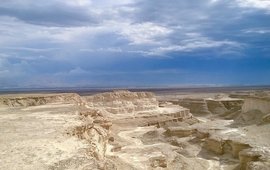 Karger Canyon mit der geschichteten Sedimentstruktur, im Hintergrund das Tote Meer.