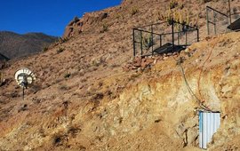 Das Foto zeigt eine trockene Berglandschaft mit Photovoltaikanlagen