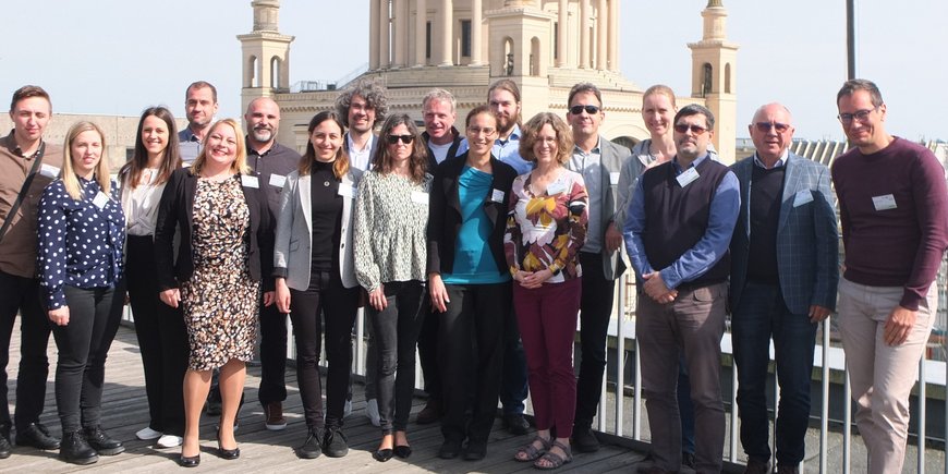 Gruppenfoto mit allen Teilnehmern des Kick-off Meetings (18 Personen)