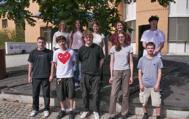 Group photo at the column forum at the GFZ, outside. Ten people can be seen.