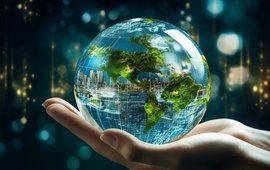 Hand hält Erdkugel aus Glas