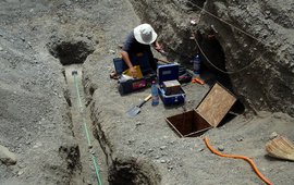 Das Foto zeigt eine Person, die am Boden an der Installation arbeitet