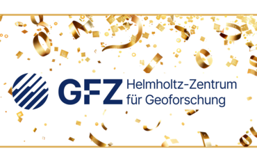 Das neue GFZ-Logo mit neuem Namen: Helmholtz-Zentrum für Geoforschung. Im Hintergrund goldene Lametta-Kringel.