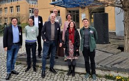 [Translate to English:] Gruppenfoto Outdoor mit Wissenschaftler:innen der GeoEnergie Allianz