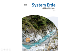 Cover der neuen Ausgabe von System Erde; oben GFZ Logo und Titel "System Erde" in blau, darunter "GFZ-Journal" in schwarz; darunter Bild von hellblauem Fluss, der durch eine steinige Landschaft fließt, Text: "Ressource, Regulator, Risiko: Wasser im System Erde"