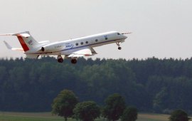 Man sieht ein Flugzeug beim Start