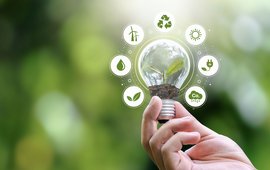 Glühlampe mit Nachhaltigkeitssymbolen (Energie)