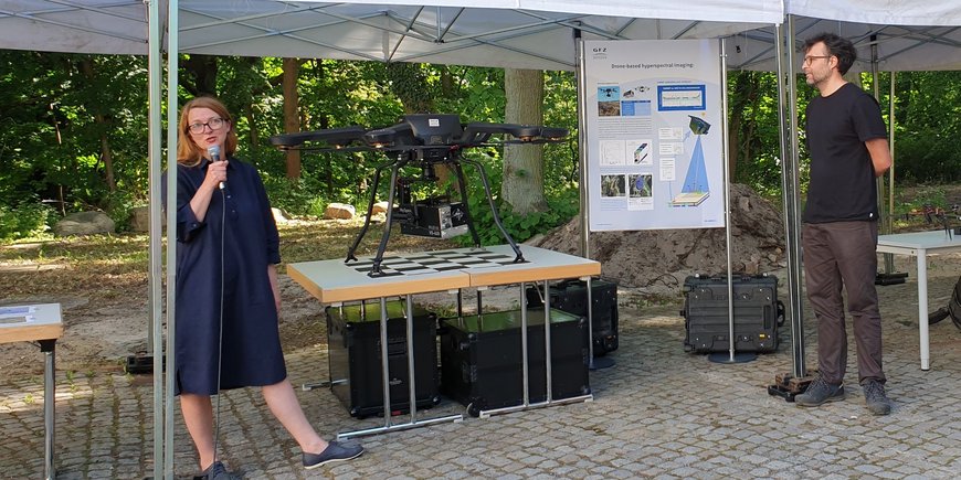 [Translate to English:] Präsentation der Drohne vor einem Stand