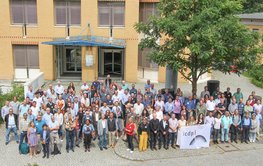 Participants of the conference stand together in a group at the pillar forum of the GFZ.