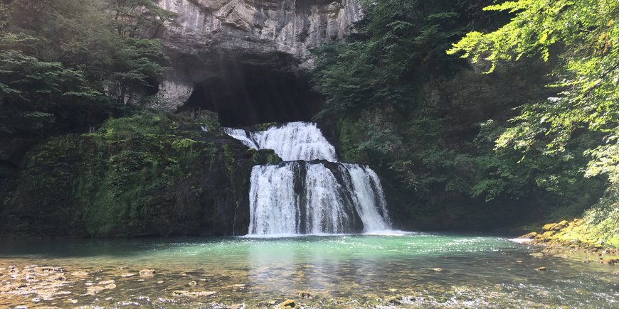 Die Lisonquelle im französischen Jura-Gebirge.