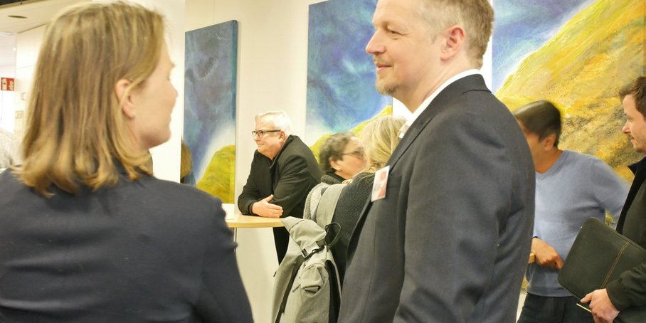 Menschen während der Pause bei der GeoEnergie Allianz Veranstltung