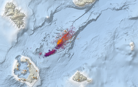 Karte der Umgebung der griechischen Insel Santorini. Auf der Insel sind dreiecke eingezeichnet. Im Meergebiet vor der Insel ist eine langgestreckte Wolke bunter Punkte eingezeichnet.