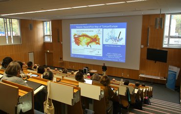 Many people are listening to a presentation in the GFZ lecture hall.