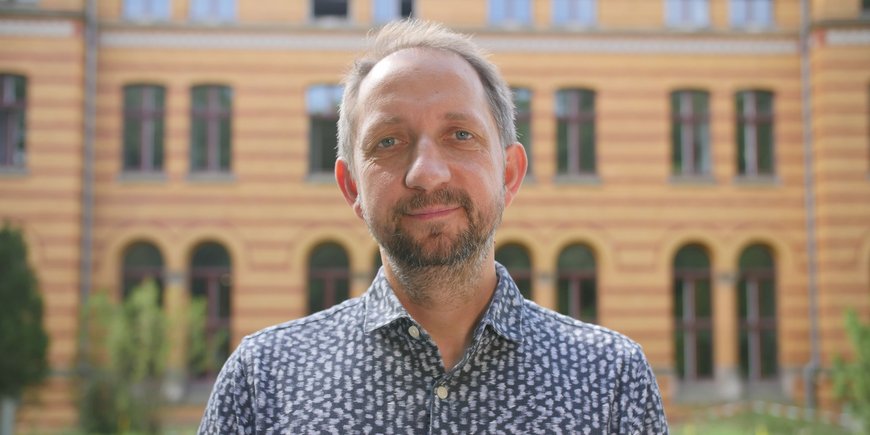 Martin Herold stehend vor der Bibliothek auf dem Telegrafenberg