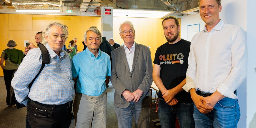 Gruppenfoto auf der Festveranstaltung zu 50 Jahre SLR Station Potsdam.