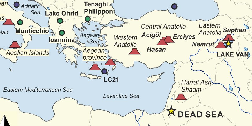 Verbreitungskarte der Vulkanprovinzen im zentralen und östlichen Mittelmeerraum und ausgewählte paläoökologische Sedimentaufzeichnungen mit spätquartären Tephrochronologien. ICDP-Lokationen Totes Meer und Van See sind mit gelben Sternen markiert.