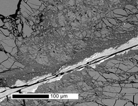 Mikrostruktur einer im Labor erzeugten Verwerfungszone in Granit. Von Brantut, N., Dilatancy-induced fluid pressure drop during dynamic rupture: Direct experimental evidence and consequences for earthquake dynamics, Earth Planet. Sci. Lett., 538, 116179