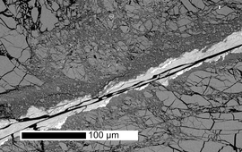 Mikrostruktur einer im Labor erzeugten Verwerfungszone in Granit. Brantut, N., Dilatancy-induced fluid pressure drop during dynamic rupture: Direct experimental evidence and consequences for earthquake dynamics, Earth Planet. Sci. Lett., 538, 116179, <doi:10.1016/j.epsl.2020.116179>