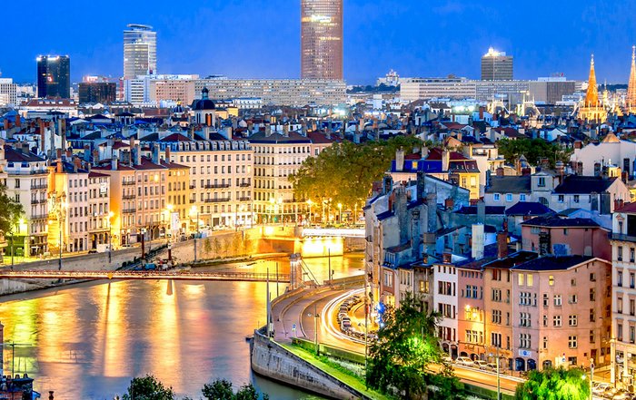 Symbolbild Stadt mit vielen Lichtern