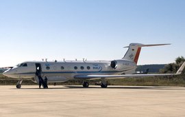 Man sieht ein Flugzeug am Boden