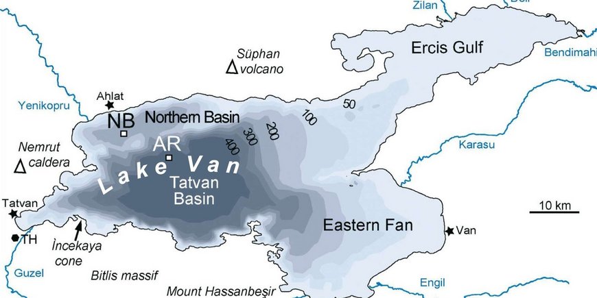 Bathymetrische Karte des Van-Sees (1648 m ü.d.M.) mit den ICDP PALEOVAN-Bohrstellen im nördlichen Becken (NB, 5034-1) und am Ahlat-Rücken (AR, 5034-2), Lage der an den See angrenzenden Vulkane Nemrut und Süphan.