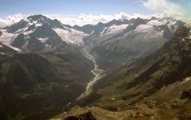 Das Bild zeigt eine grüne Berglandschaft