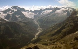 The picture shows a green mountain landscape