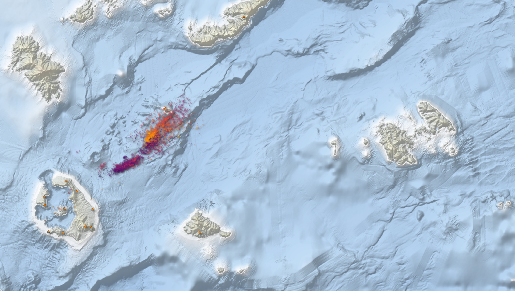 Karte der Umgebung der griechischen Insel Santorini. Auf der Insel sind dreiecke eingezeichnet. Im Meergebiet vor der Insel ist eine langgestreckte Wolke bunter Punkte eingezeichnet.